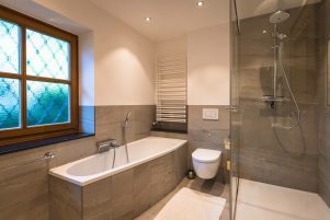 11_Chalet_Crown_of_the_Alps_bathroom_2