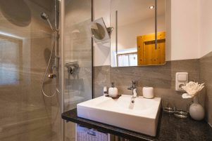 25_Chalet_Crown_of_the_Alps_bathroom_4