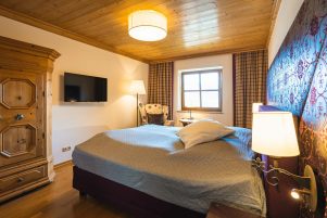 3_Chalet_Crown_of_the_Alps_bedroom